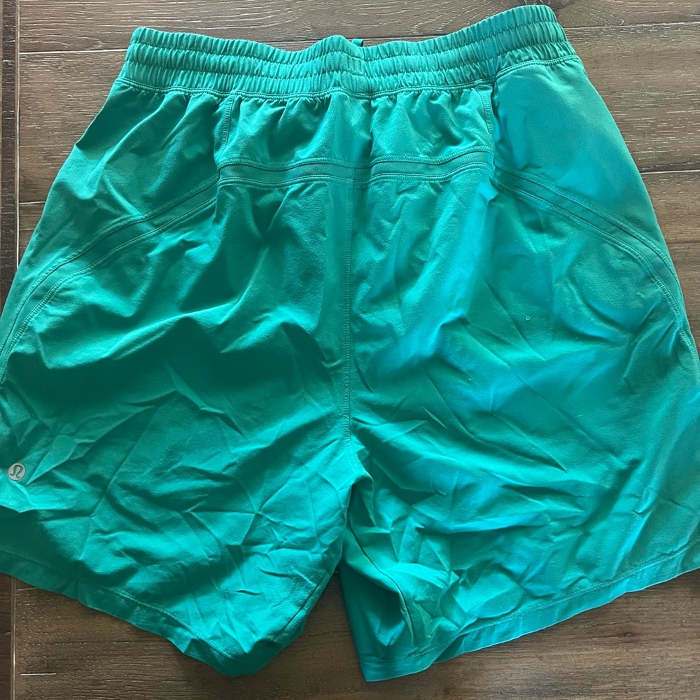LULULEMON Kelly Green Men’s Pace Breaker Linerless Shorts 7”. Sz M